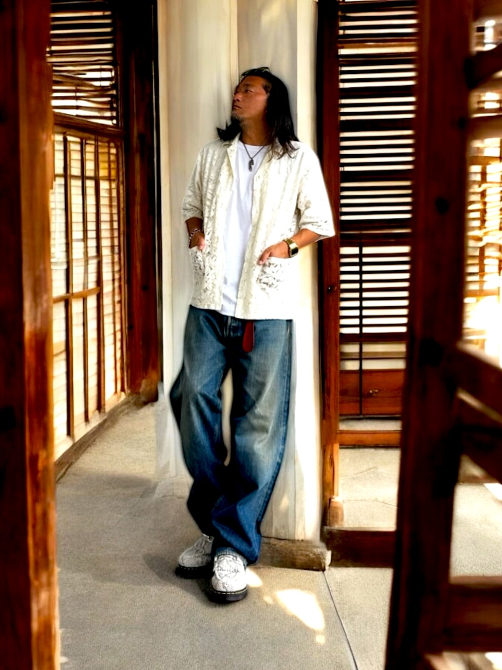 その他のローファー、ホワイト系のTシャツ/カットソー、ホワイト系のシャツ/ブラウスを着用したメンズの秋コーディネートの1枚目の写真