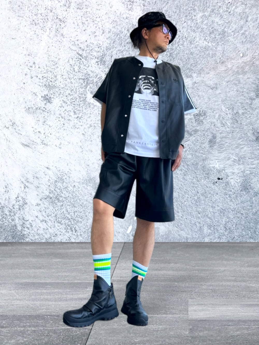 「さらっと晴れやかスナップ、梅雨のハーフパンツ祭り、ハッシーさんフェス、フェイクレザー、ハーフパンツ、ベースボールシャツ、バケットハット、ジャングルハット、ブーツ、Tシャツ、夏だ！Tシャツ着よう！」｜「Yohji Yamamotoのアイテム（ハット、ブラック系）」を使った、STO(スト)さん（メンズ・168cm）の夏コーディネートの1枚目の写真