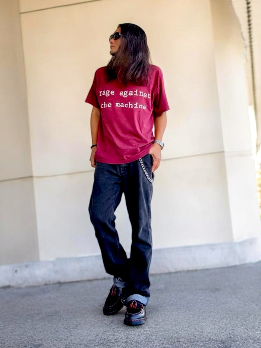 ブラック系のローファー、その他のTシャツ/カットソー、ブラック系のデニムパンツを着用したメンズの秋コーディネートの1枚目の写真