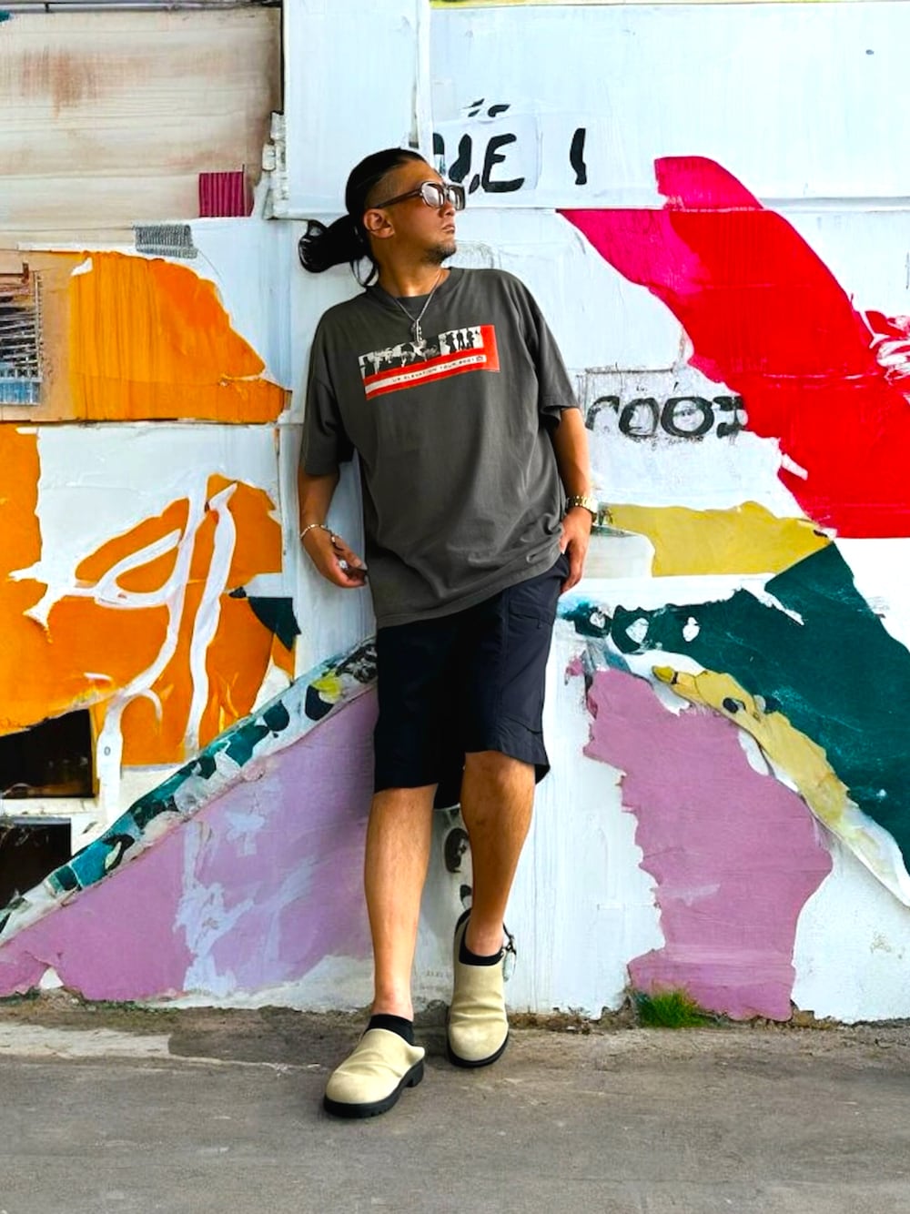 グレー系のTシャツ/カットソー、ブラック系のスウェットパンツ、ベージュ系のサンダルを着用したメンズの夏コーディネートの1枚目の写真