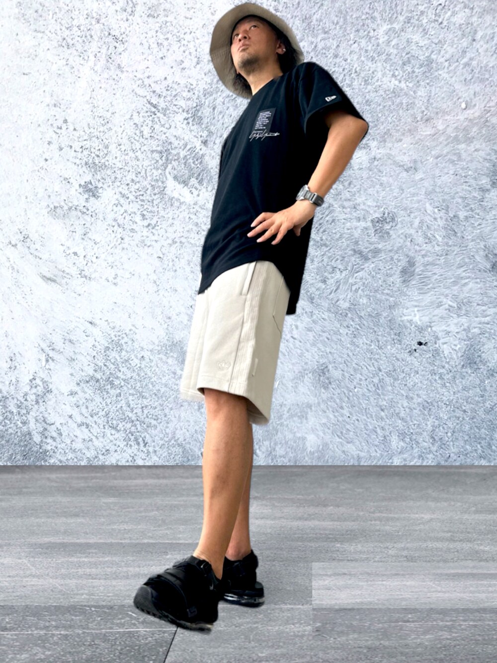 ブラック系のTシャツ/カットソー、ベージュ系のその他パンツ、ブラック系のサンダルを着用したメンズの夏コーディネートの1枚目の写真