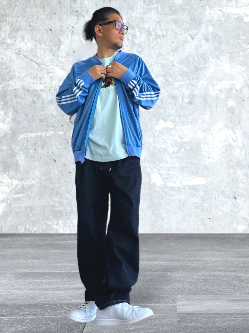 ブルー系のジャージ、ブルー系のTシャツ/カットソー、ブルー系のデニムパンツを着用したメンズの春コーディネートの1枚目の写真