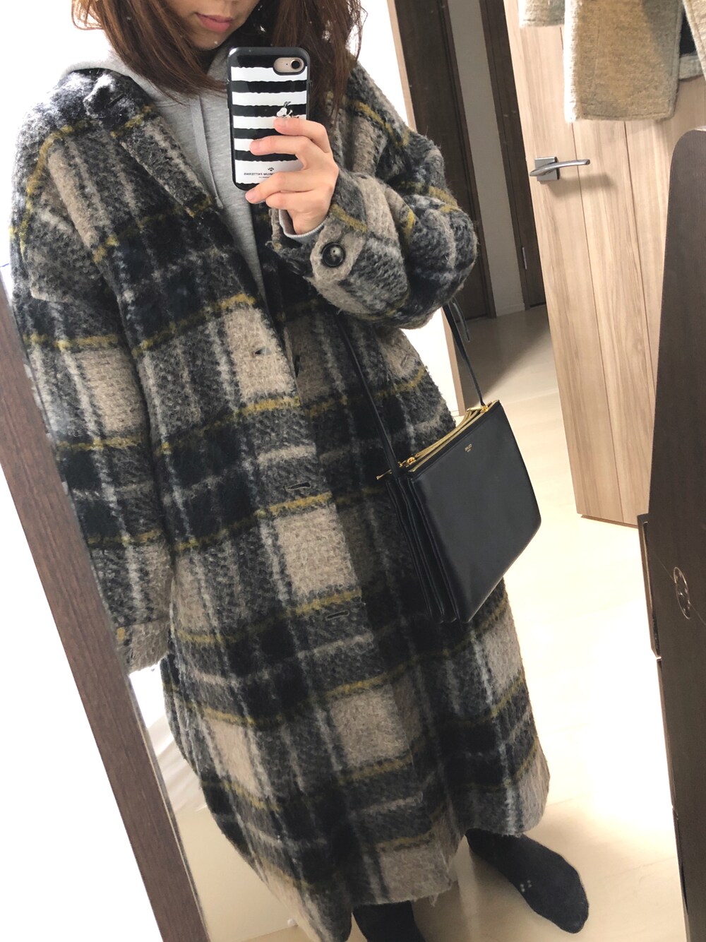「ビッグシルエット、チェックコート、ラクチンコーデ、秋冬コーデ、プチプラミックス」｜「CELINEのアイテム（ショルダーバッグ、ブラック系）」を使った、hiromiさん（レディース・162cm）の秋コーディネートの1枚目の写真