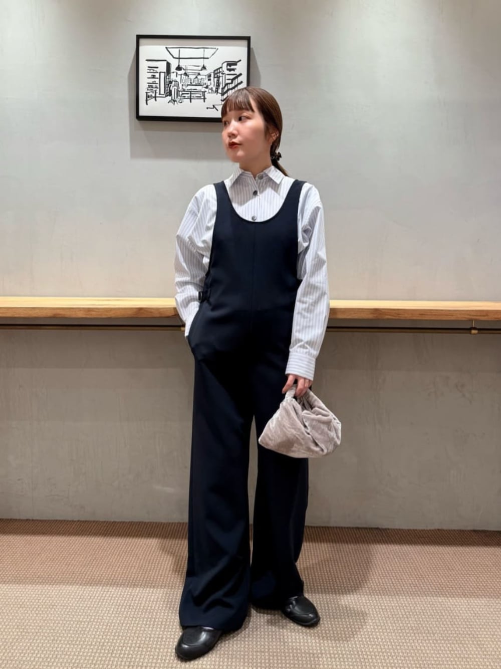 「ベーシック/トラッド、トレンド、リラックススタイル、フェミニン、イエベ秋、シャツスタイル、春服、秋服、冬服、冬コーデ、秋コーデ、Steven Alan、春コーデ」｜「Steven Alanの＜TENDRESSE STUDIO ＞PARACHUTE BAG/ハンドバッグ（ハンドバッグ、ベージュ系）」を使った、鈴木紗羅さん（レディース・155cm）の冬コーディネートの1枚目の写真