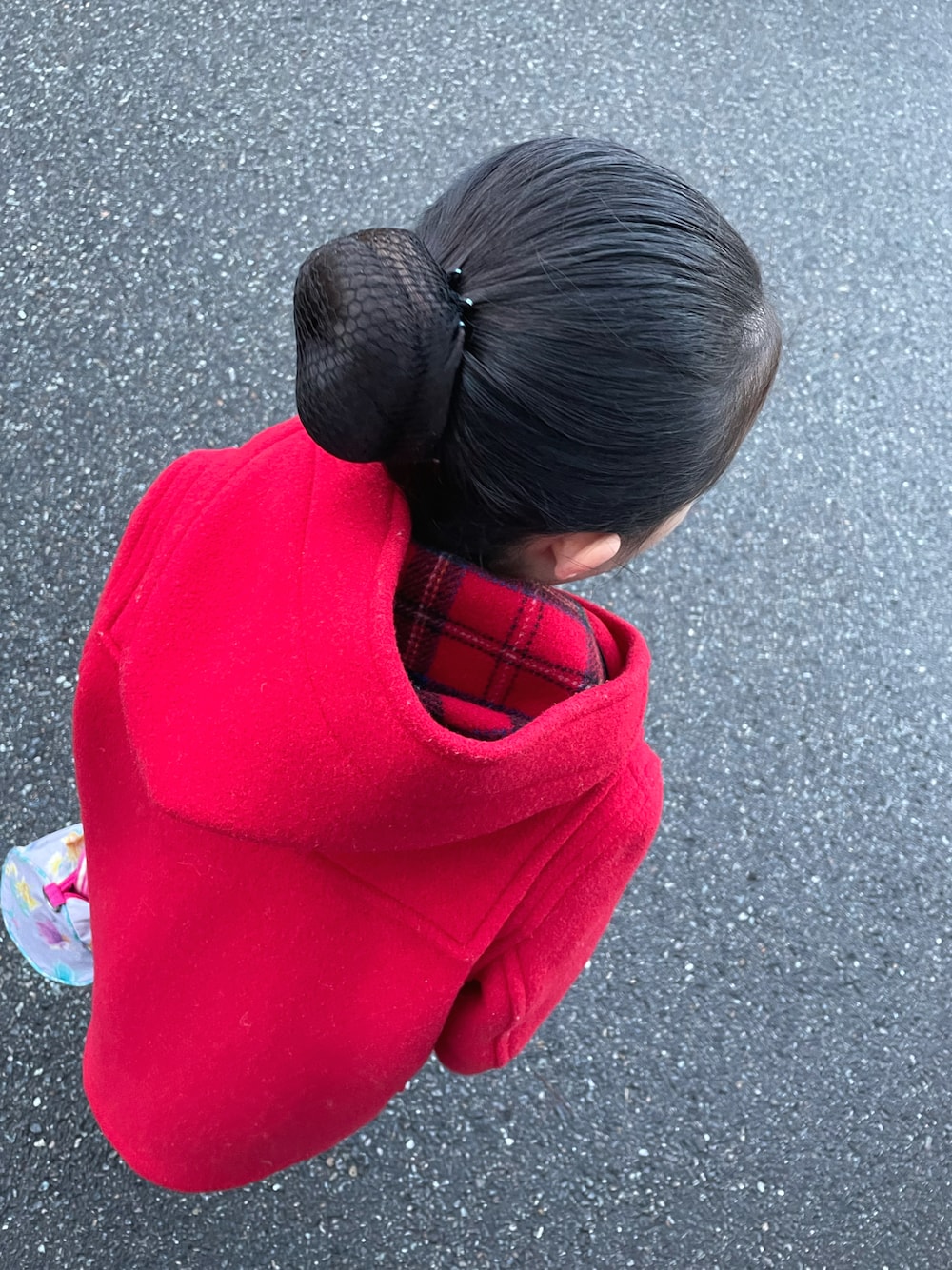 「おんなのこ、キッズファッション、ダッフルコート、コート、小学生、未来のWEARISTAプロジェクト、お団子ヘアー」｜「LONDON TRADITIONの【LONDON TRADITION /ロンドントラディション】M5 別注ダッフルコート（ダッフルコート、レッド系）」を使った、RRさん（キッズ・130cm）の冬コーディネートの1枚目の写真