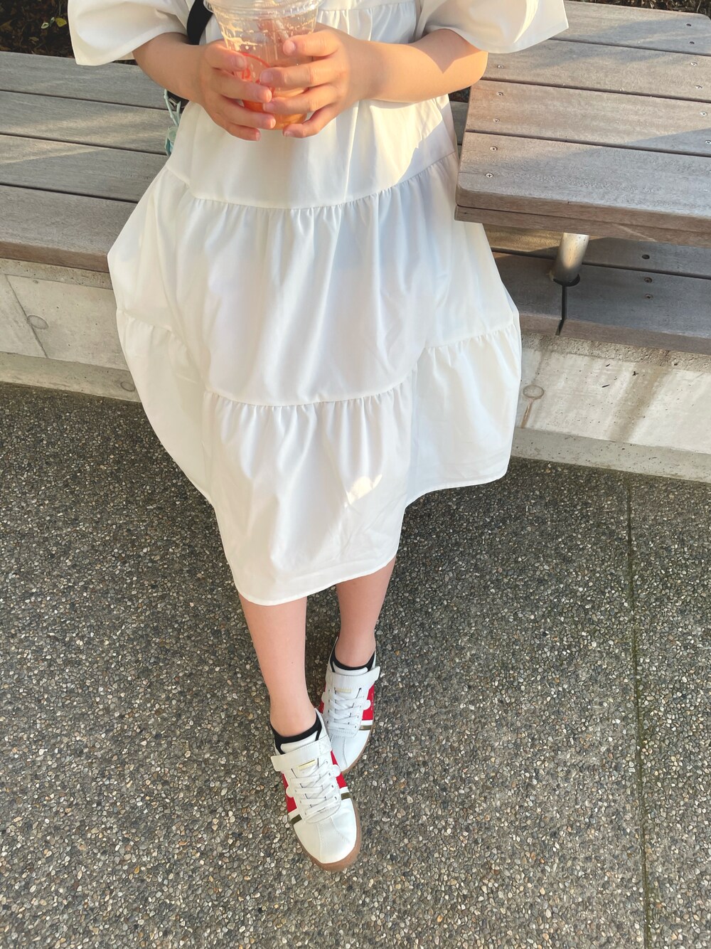 「夏コーデ、キッズコーデ、シンプル、プチプラ、おんなのこ、ワンピース、スニーカー」｜「mobusのMOBUS/モーブス SIEGⅡ junior (ジーク2 ジュニア) キッズレザースニーカー（スニーカー、ホワイト系）」を使った、RRさん（キッズ・140cm）の夏コーディネートの1枚目の写真