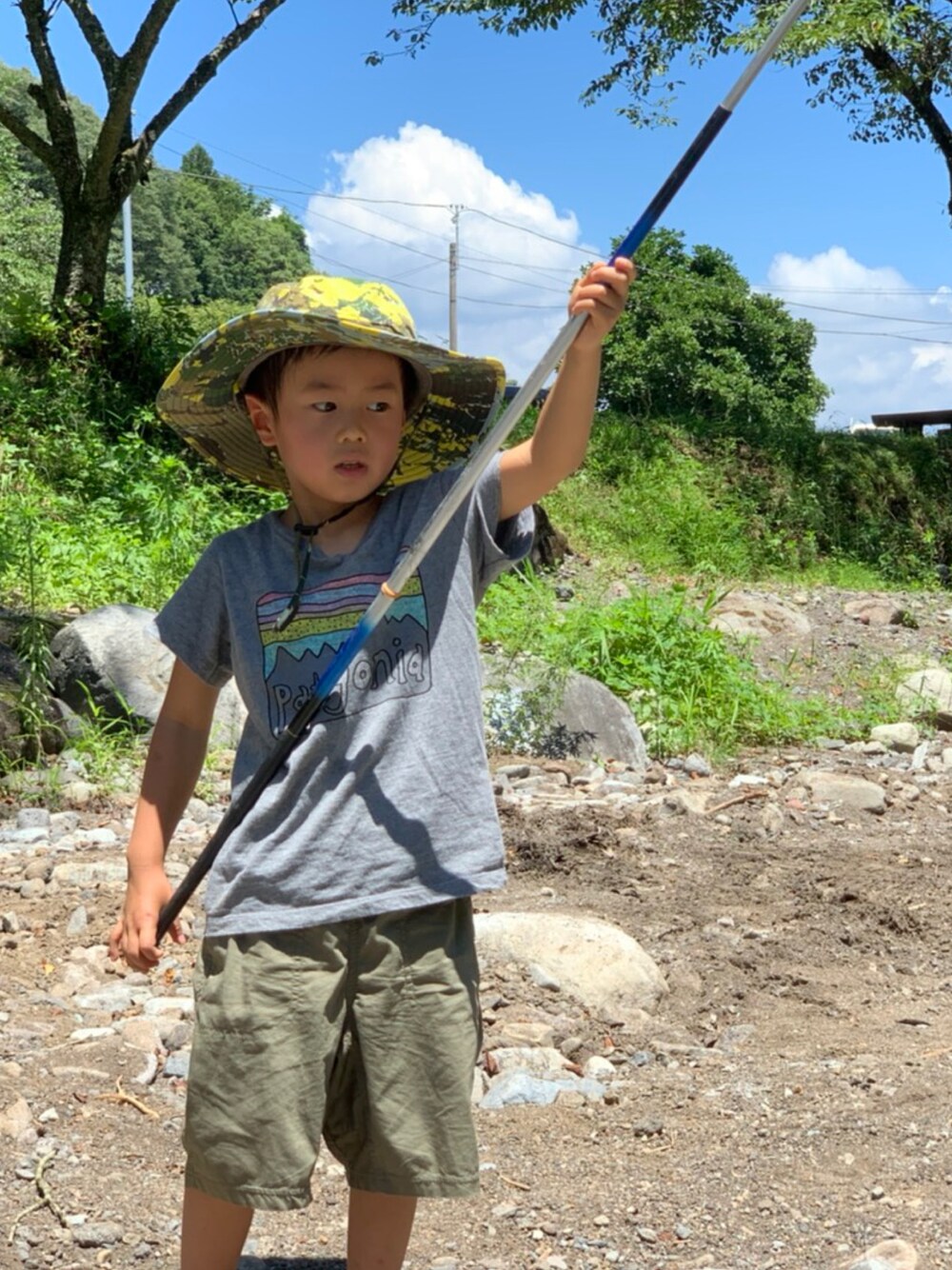 「パタゴニア、ノースフェイス」｜「patagoniaのpatagonia/パタゴニア/baby T-shirt/ベビーフィッツロイTシャツ/60419（Tシャツ/カットソー、グレー系）」を使った、ko__kaさん（キッズ・110cm）の秋コーディネートの1枚目の写真