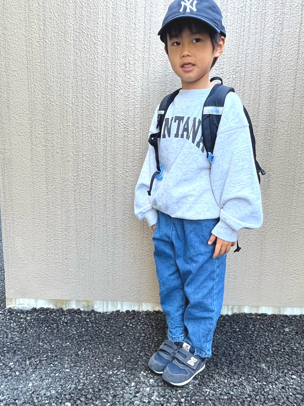 「キャップ、ニューエラ、スウエット、男の子コーデ、キッズファッション、むすこーで、ストリート、キッズコーデ、秋のコーデ、カジュアル、おとこのこ」｜「GUのアイテム（デニムパンツ、ブルー系）」を使った、ko__kaさん（キッズ・110cm）の秋コーディネートの1枚目の写真