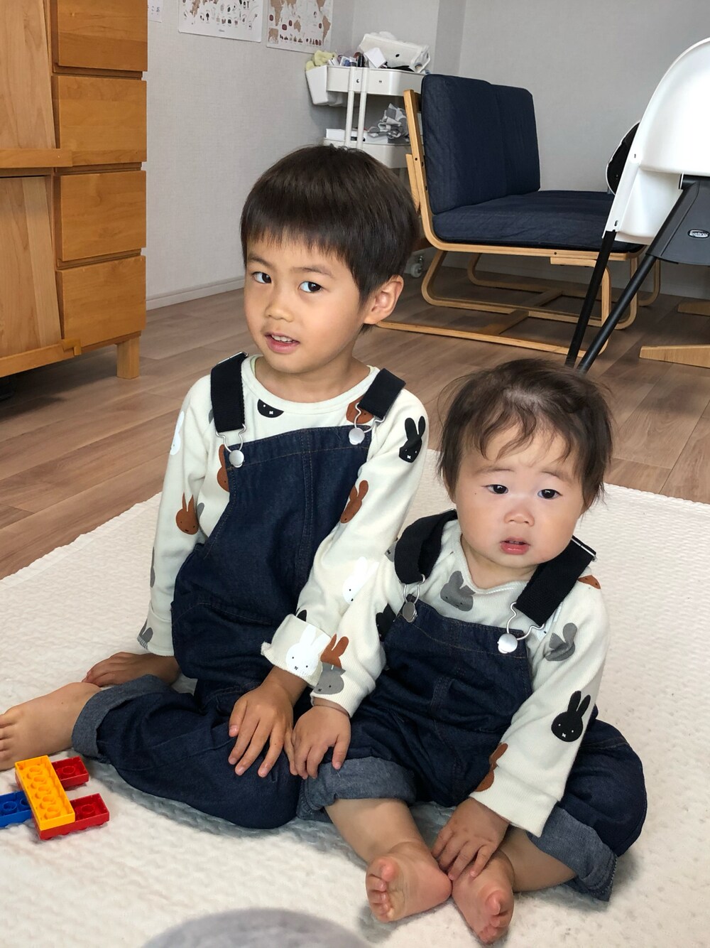 「キッズファッション、ペアルック、ペアマノン、オーバーオール」｜「トビアスアンドザベアーのアイテム（Tシャツ/カットソー、ホワイト系）」を使った、ko__kaさん（キッズ・110cm）の秋コーディネートの1枚目の写真