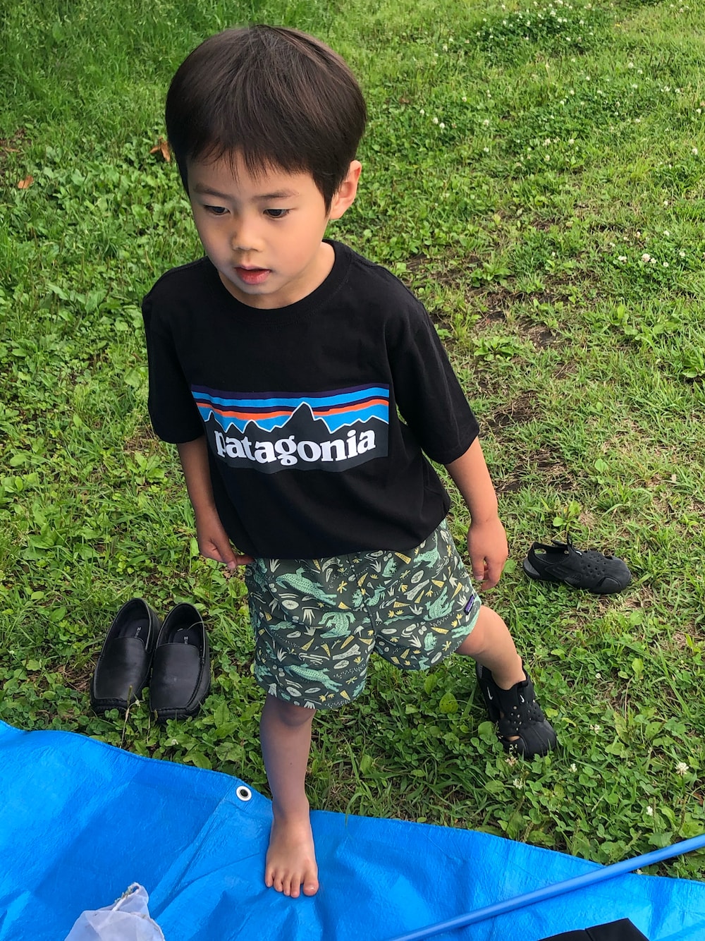 「パタゴニアキッズ」｜「patagoniaの【patagonia(パタゴニア)】67/Logo T（Tシャツ/カットソー、ブラック系）」を使った、ko__kaさん（キッズ・110cm）の秋コーディネートの1枚目の写真