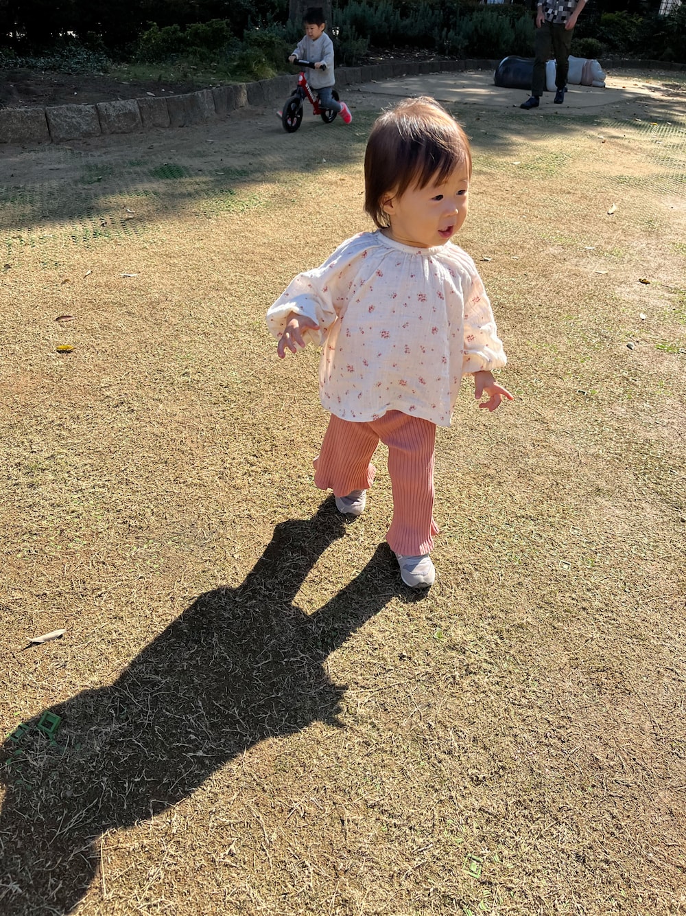 「ピピロッタのアイテム（シャツ/ブラウス、ホワイト系）」を使った、ko__kaさん（キッズ・110cm）の秋コーディネートの1枚目の写真