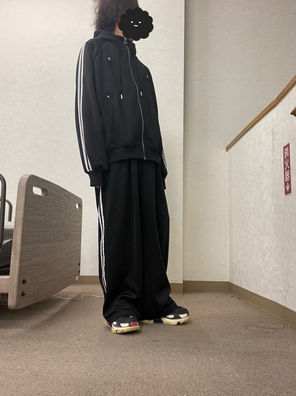 「セットアップ、メンズコーデ、リラックススタイル、低身長コーデ、adrer、スニーカー」｜「BALENCIAGAのTriple S （スニーカー、ブラック系）」を使った、よっPさん（骨格ストレート・メンズ・160cm）の春コーディネートの1枚目の写真