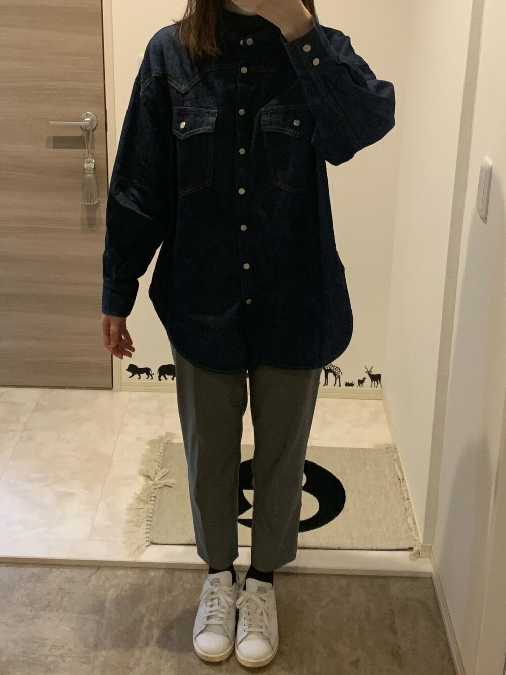 「大人カジュアル、大人女子、デニムシャツ×タートルネック、ゆったりコーデ」｜「Bou Jeloudの【WEB限定】ウエスタンデニムシャツ（シャツ/ブラウス、ブルー系）」を使った、yu.mさん（レディース・164cm）の冬コーディネートの1枚目の写真