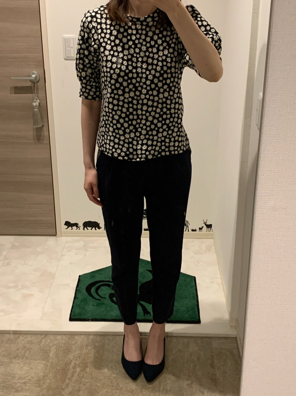 「季節の変わり目、オトナ女子、パンプスコーデ、花柄トップス、パフスリーブ」｜「DHOLICのパフスリーブ花柄Tシャツ（Tシャツ/カットソー、ブラック系）」を使った、yu.mさん（レディース・164cm）の春コーディネートの1枚目の写真