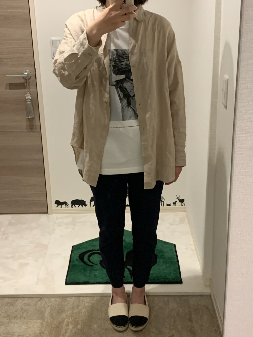 「超シンプル、オトナカジュアル、リネンシャツ」｜「ACCUSEのフレンチリネンキャンバスワッシャーシャツ（シャツ/ブラウス、ベージュ系）」を使った、yu.mさん（レディース・164cm）の春コーディネートの1枚目の写真