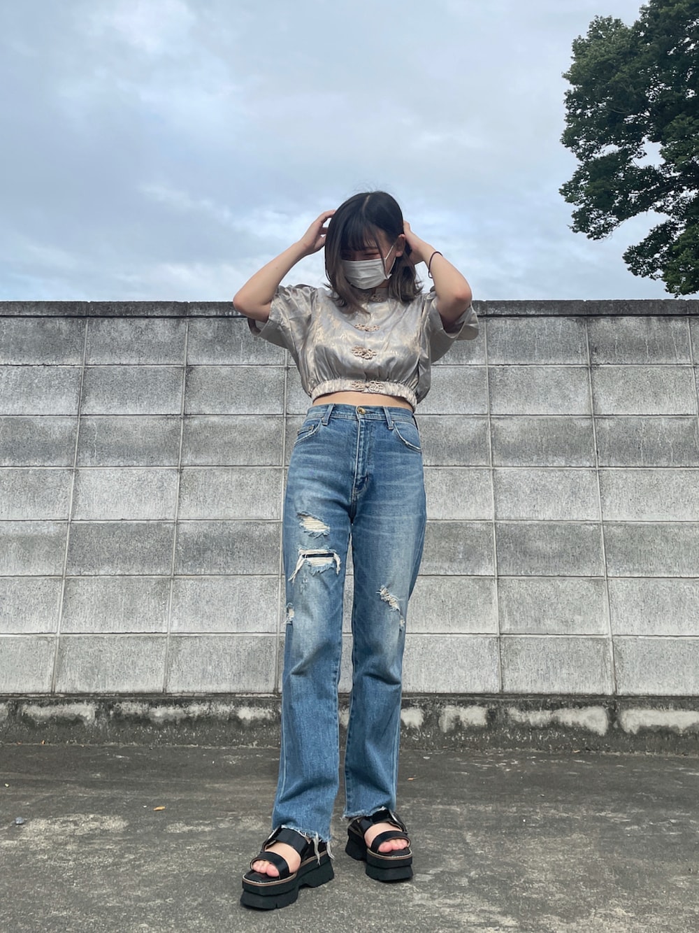 「チャイナブラウス、デニム、moussy、WHO’S WHO gallery、おしゃれさんと繋がりたい、大学生、夏コーデ」｜「WHO'S WHO galleryのミニチャイナブラウス（シャツ/ブラウス、ホワイト系）」を使った、あやピさん（レディース・153cm）の夏コーディネートの1枚目の写真
