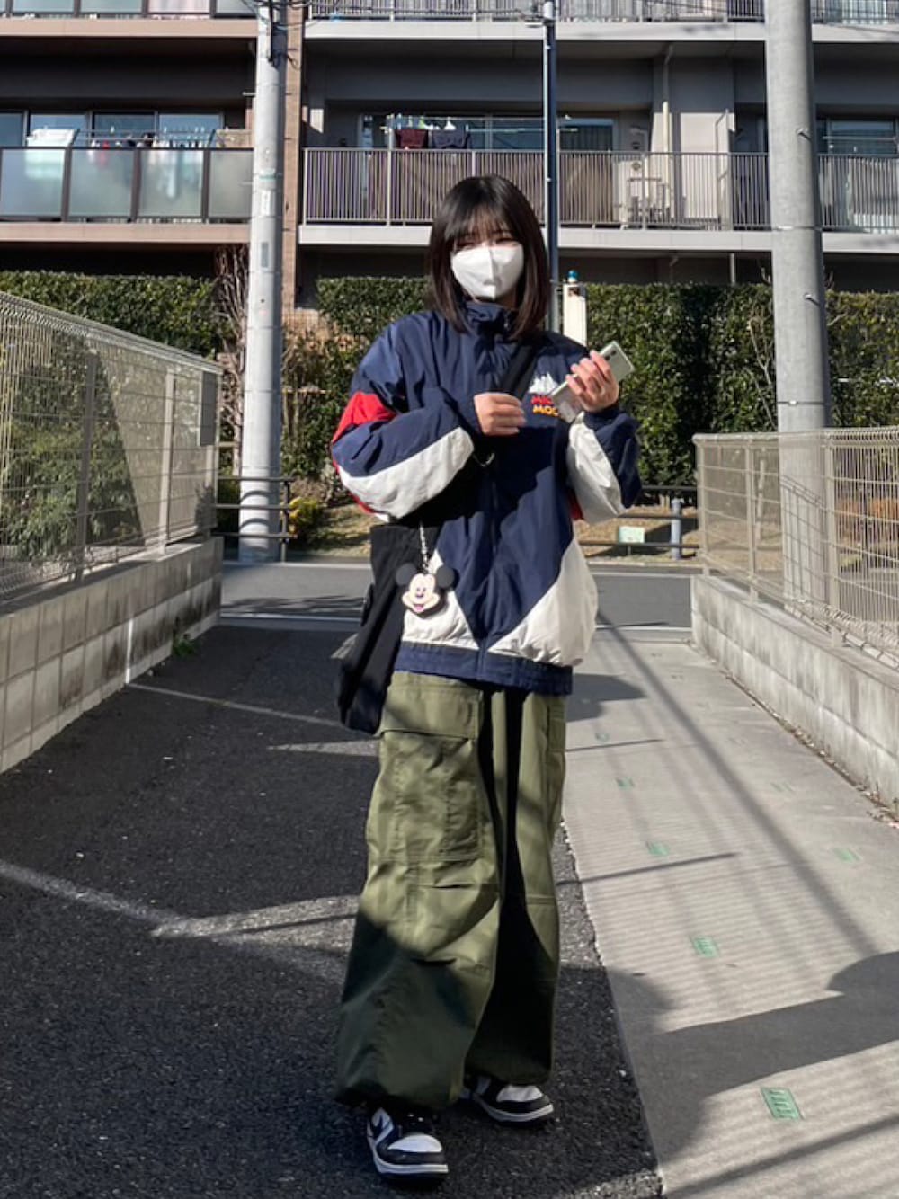 「低身長コーデ、おしゃれさんと繋がりたい、いいね、save、フォローお願いします🤑、moussy、GU、スニーカー、カーゴパンツ、disney、ミッキー」｜「Disney SERIES CREATED by MOUSSYのMD SQUATTING ジャケット（ナイロンジャケット、ブルー系）」を使った、あやピさん（レディース・153cm）の冬コーディネートの1枚目の写真
