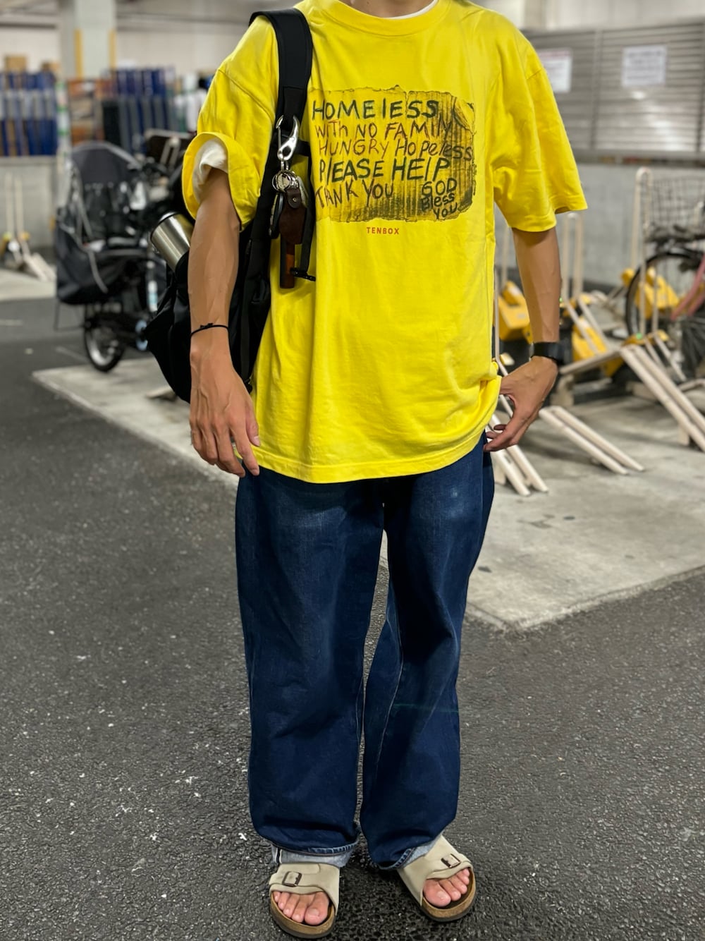 「テンボックス、夏コーデ、ストリート、ビルケンシュトック、シンプルスタイル、古着MIX、プリントT、Tシャツ、シンプル、アメカジコーデ」｜「CIAOPANICの【僕らが纏うモノ】at SAKULA -セルビッジワイドデニム（デニムパンツ、ブルー系）」を使った、牛たたき¥280さん（メンズ・170cm）の夏コーディネートの1枚目の写真