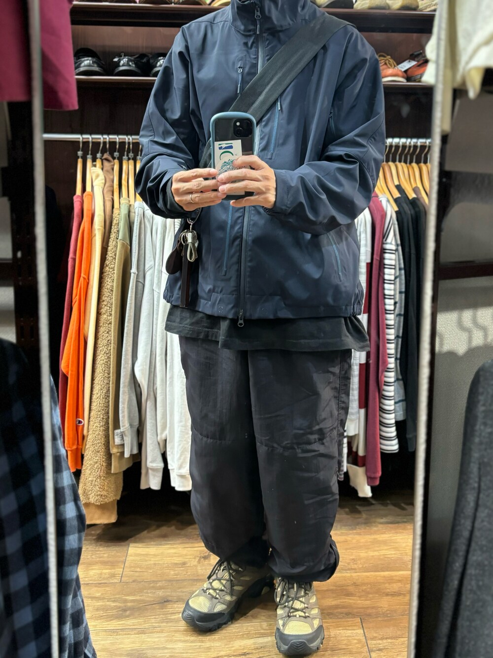 「秋っぽコーデ更新中、ナイロンジャケット、ナイロンパンツ、メレル、セットアップ、ネイビー、古着MIX、アウトドアスタイル、スポーツミックス」｜「usarmyのアイテム（パンツ、ブラック系）」を使った、牛たたき¥280さん（メンズ・170cm）の秋コーディネートの1枚目の写真