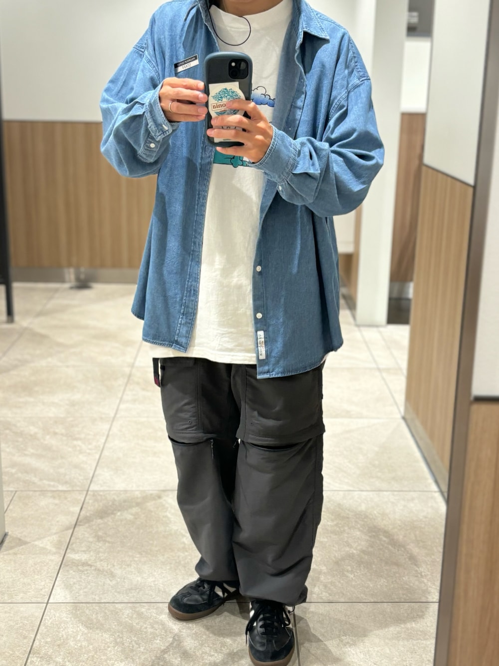 クラシック フィット デニム シャツを使った人気ファッション