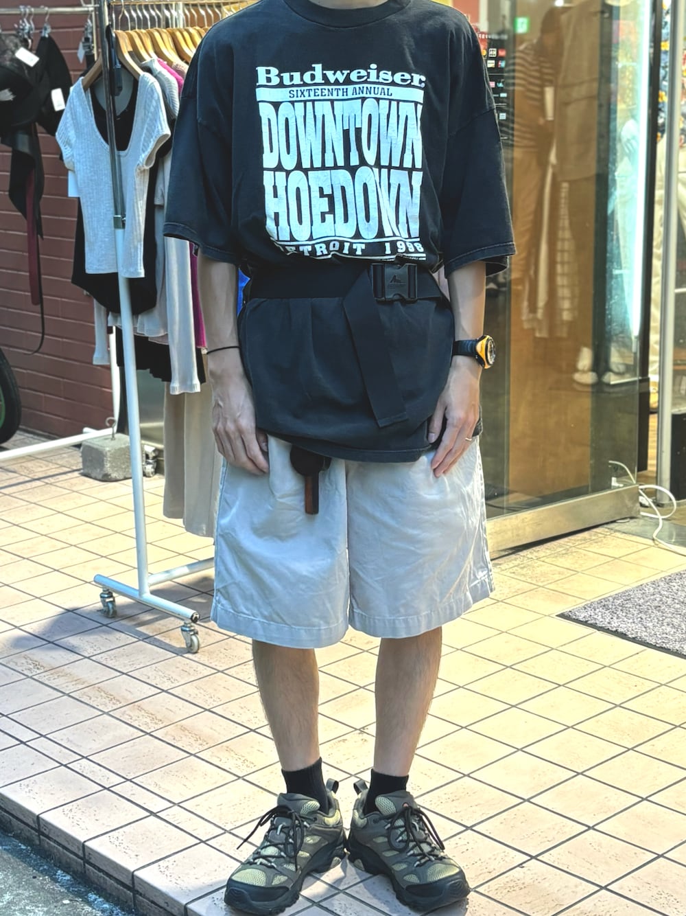 「大人コーデ、ストリート、アツいコーデ全部見せ、夏コーデ、デニム、プリントT、オーバーサイズ、ショーツスタイル」｜「MERRELLのMERRELL / MOAB 3 SYNTHETIC GORE-TEX（R)（スニーカー、グリーン系）」を使った、牛たたき¥280さん（メンズ・170cm）の夏コーディネートの1枚目の写真
