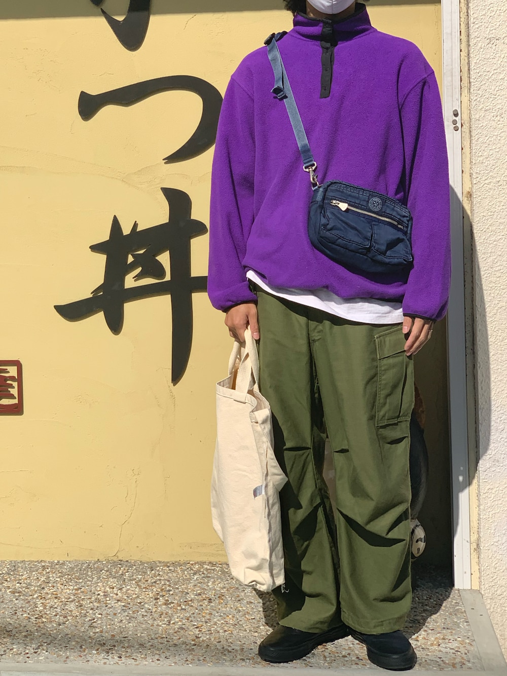 「ゆるコーデ、ストリート、パープル、軍パン、冬コーデ、フリース、パタゴニア、シンチラ、patagonia、VANS、古着MIX」｜「m65のアイテム（カーゴパンツ、グリーン系）」を使った、牛たたき¥280さん（メンズ・170cm）の秋コーディネートの1枚目の写真
