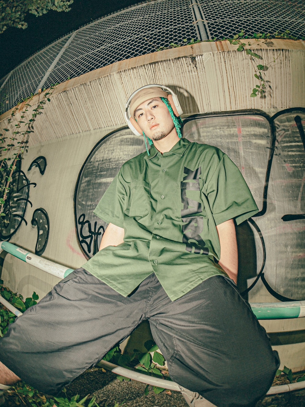 「ストリートコーデ、ビッグシルエット、夏コーデ、おしゃれさんと繋がりたい」｜「XLARGEのS/S STANDARD LOGO WORK SHIRT（シャツ/ブラウス、グリーン系）」を使った、taimyonさん（メンズ・174cm）の秋コーディネートの1枚目の写真