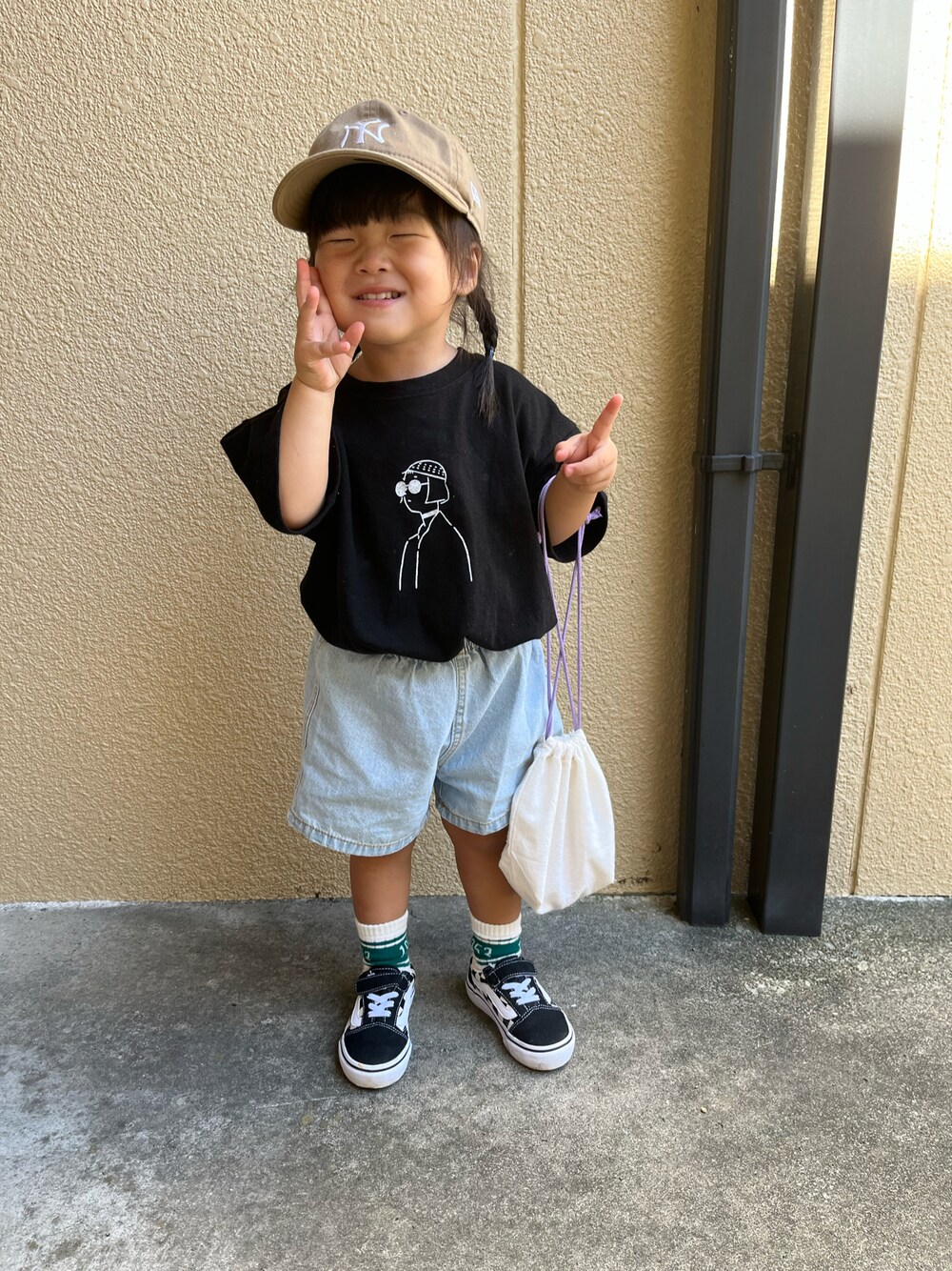 「VANSのアイテム（スニーカー、その他）」を使った、川端 香奈子さん（レディース・90cm）の秋コーディネートの1枚目の写真
