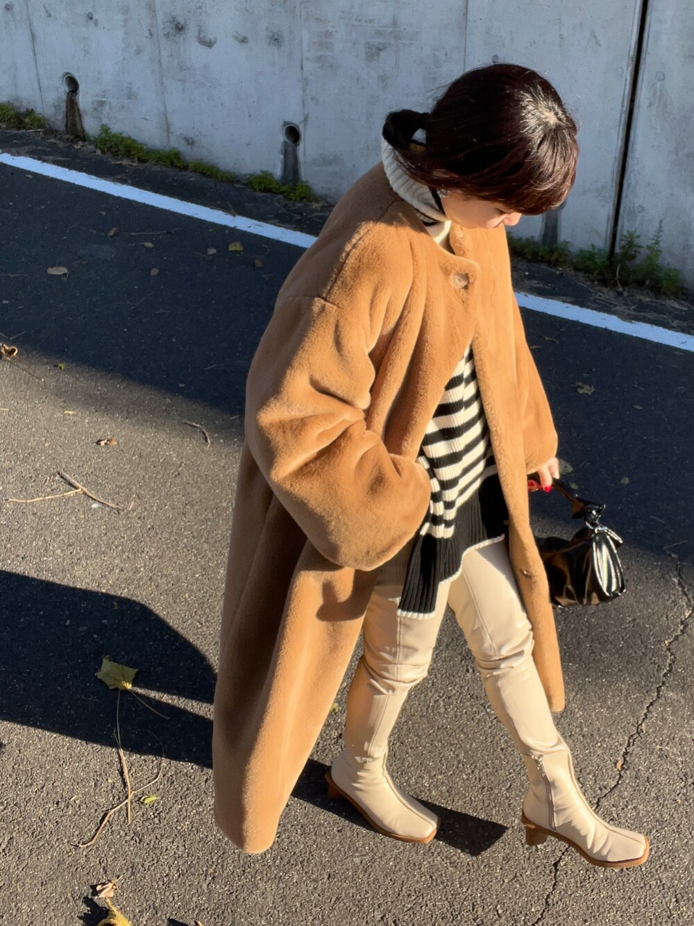 「オトナ女子、ラクチンコーデ、カジュアル、ブーツ、冬、オトナカジュアル、アウター、ボーダー」｜「CLANEのNO COLLAR LICO FUR COAT（ノーカラーコート、ベージュ系）」を使った、amiさん（レディース・160cm）の冬コーディネートの1枚目の写真