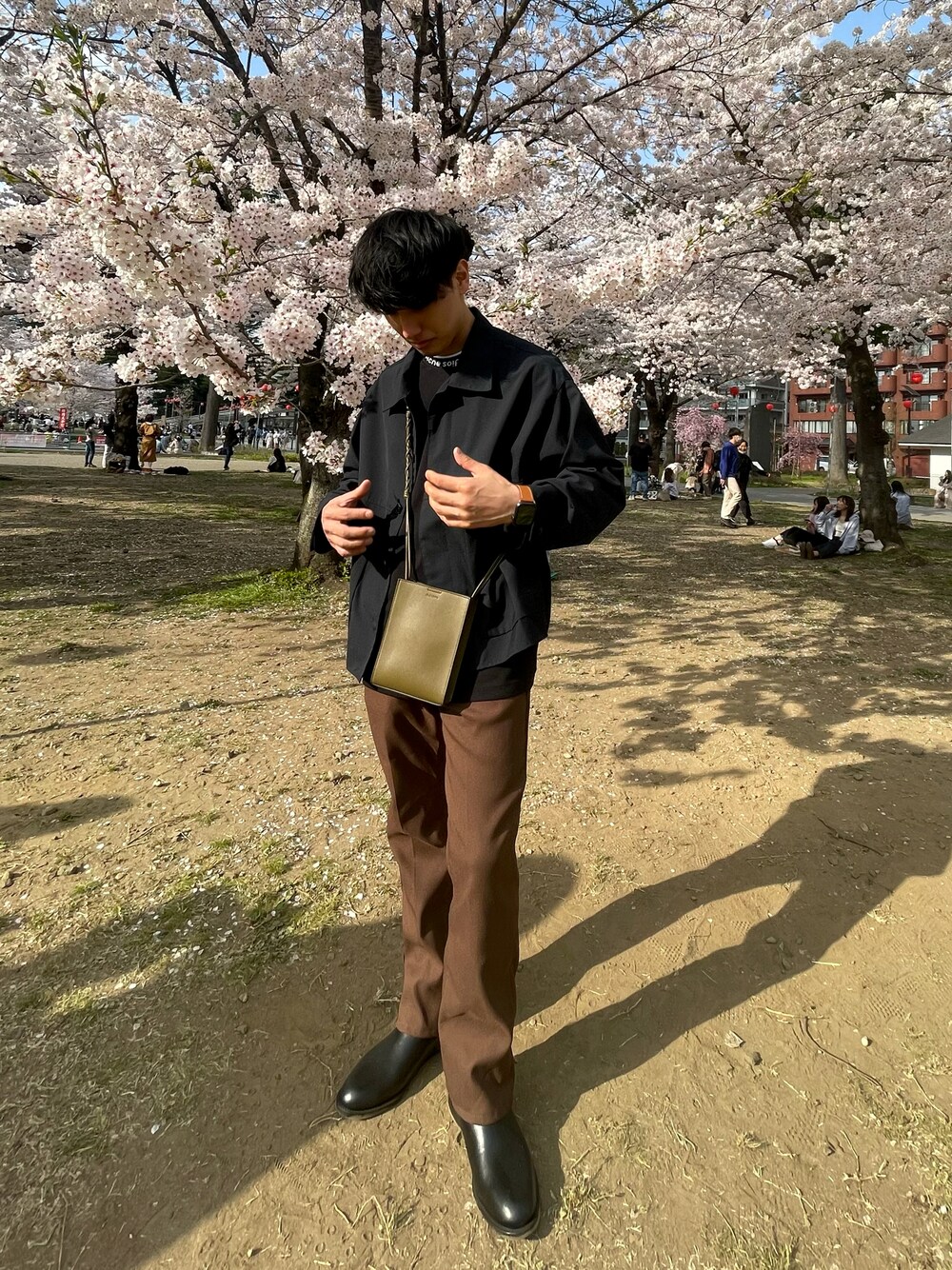 「フレアパンツ、デニムパンツ、ショルダーバッグ、ジャケット、AcneStudios、Tシャツ、革靴、春コーデ、ブーツ、メンズコーデ、シンプル、休日スタイル、今日のコーデ、低身長コーデ、オトナカジュアル」｜「BEAUTY&YOUTH UNITED ARROWSのBY レザー サイドゴア ブーツ（ブーツ、ブラック系）」を使った、kazuさん（メンズ・170cm）の春コーディネートの1枚目の写真