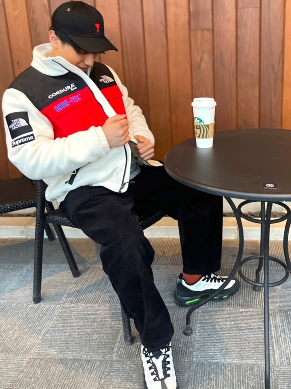 「supreme、Supreme x The North Face、春服、シンプルコーデ、大人コーデ、お洒落さんとつながりたい、ラフ、今日のコーデ、ユニクロ、ゆるコーデ、春夏コーデ、コーデュロイパンツ、スニーカー、スニーカーコーデ、フリース」｜「JOURNAL STANDARDのコーデュロイ バルーンパンツ [ユニセックス対応]（その他パンツ、ブラック系）」を使った、kazuさん（メンズ・170cm）の春コーディネートの1枚目の写真