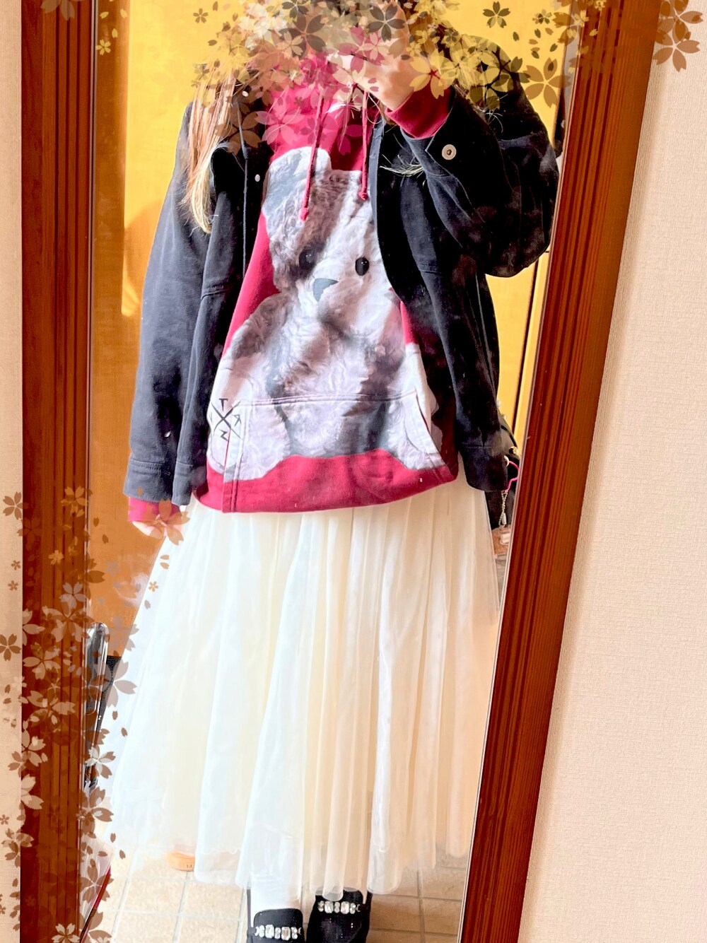「カジュアル、ゆるコーデ、観劇スタイル、観劇コーデ」｜「TRAVAS TOKYOのアイテム（パーカー、レッド系）」を使った、はづもちさん（レディース・159cm）の春コーディネートの1枚目の写真