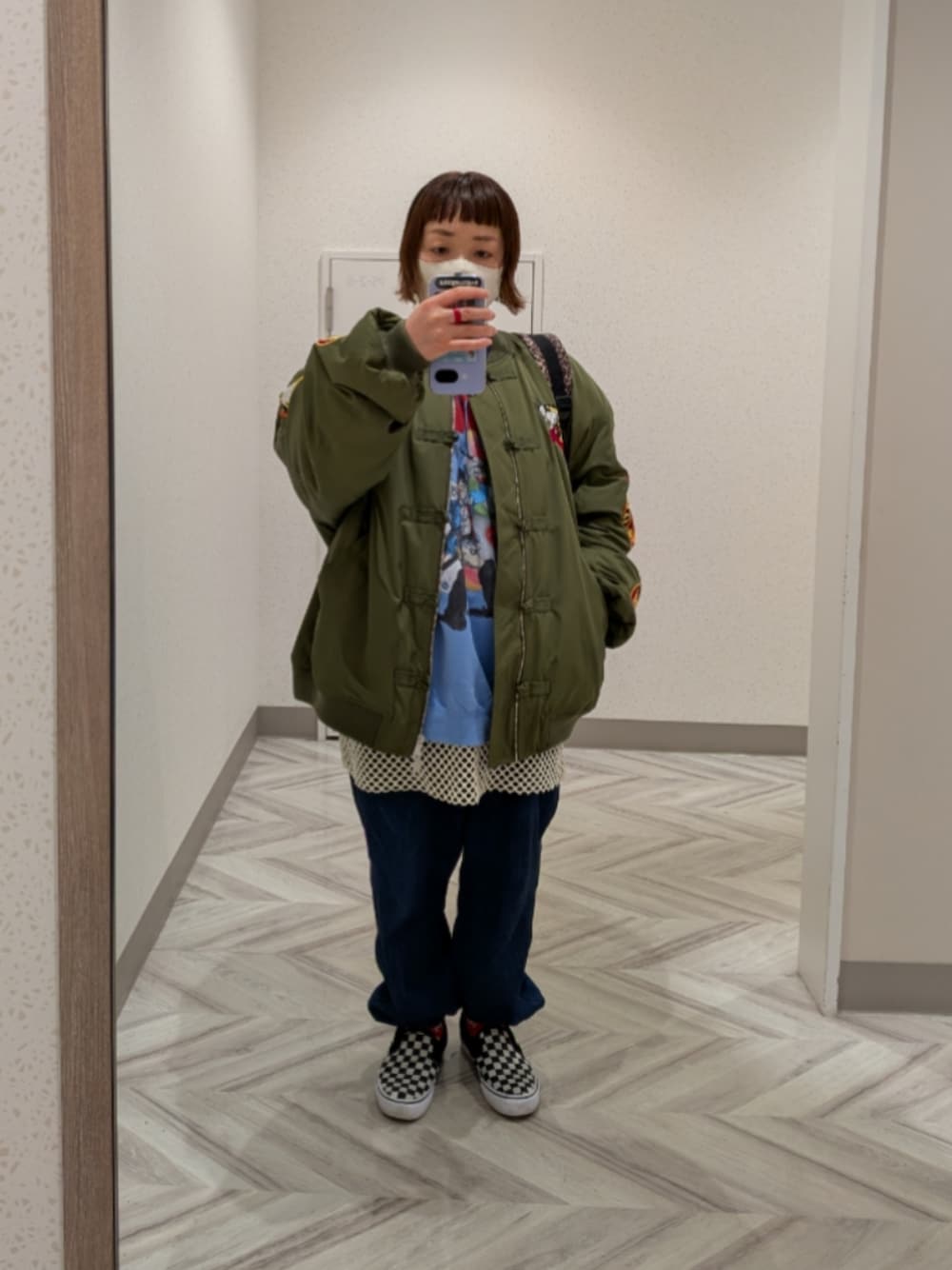 ブルー系のスウェット、グリーン系のMA-1、ブルー系のデニムパンツを着用したレディースの秋コーディネートの1枚目の写真