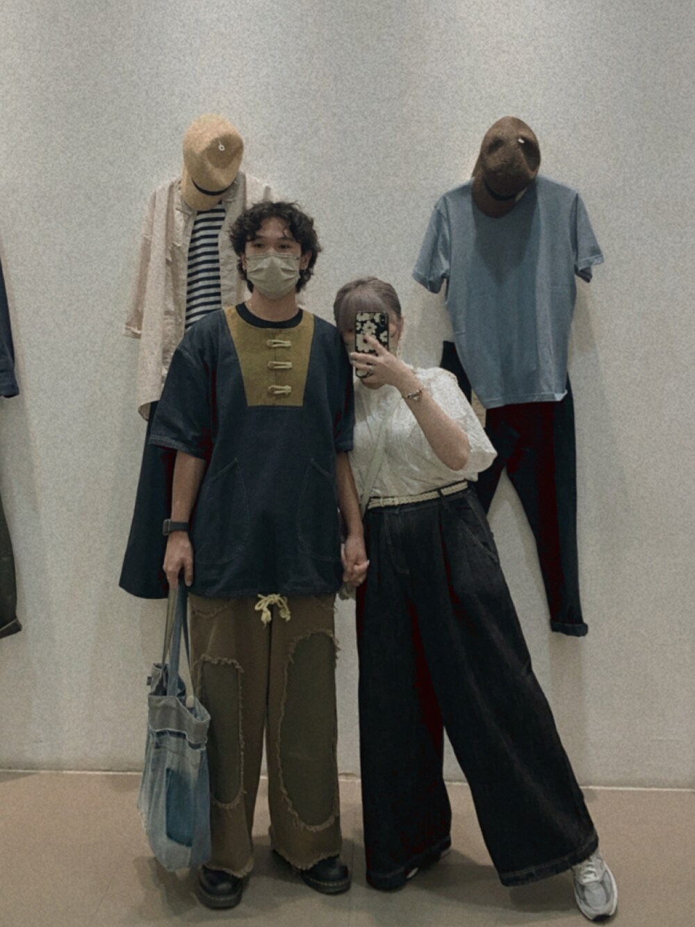 「ootd、夏、復古、カップルコーデ、カップル、休閒、牛仔褲、couple、カップ付きキャミソール」｜「niko and...のスカラップフレア袖ブラウス（シャツ/ブラウス、ホワイト系）」を使った、Tung ♡さん（レディース・155cm）の夏コーディネートの1枚目の写真