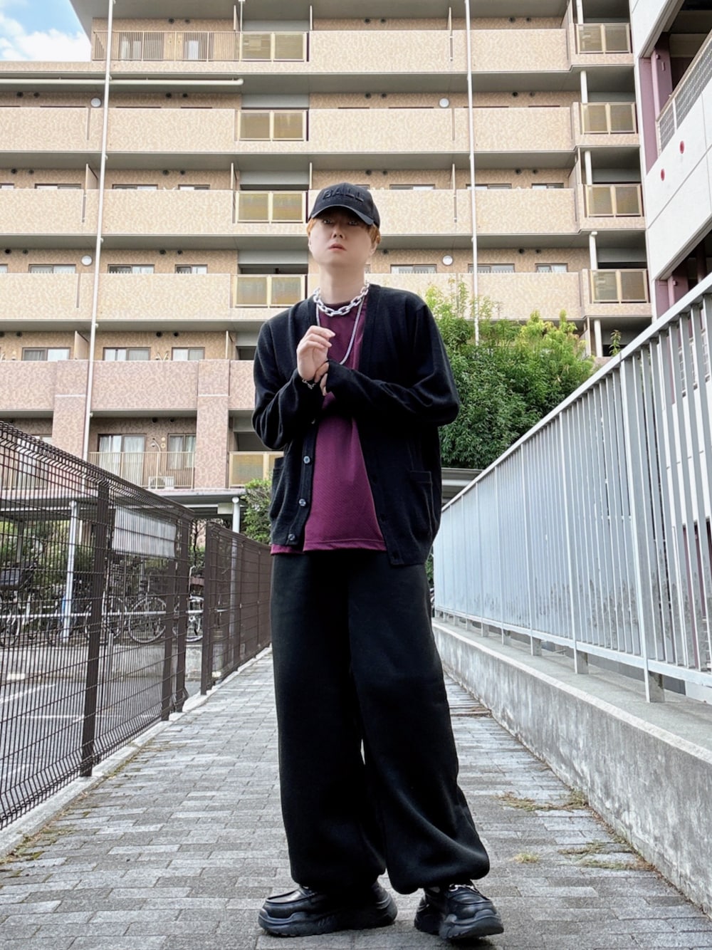 パープル系のTシャツ/カットソー、ブラック系のカーディガン/ボレロ、ブラック系のスニーカーを着用したメンズの秋コーディネートの1枚目の写真