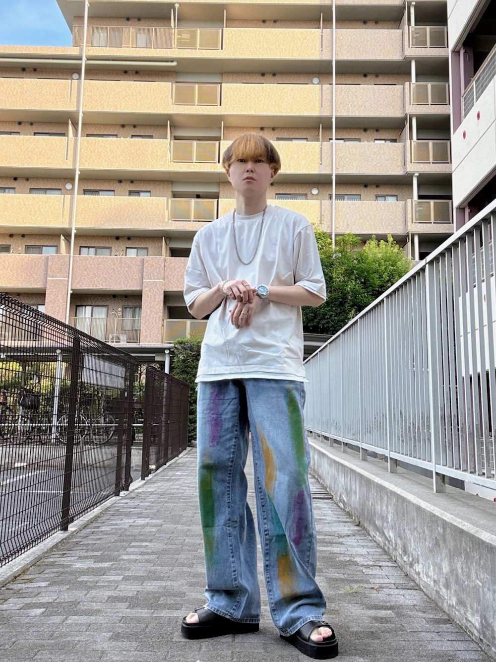 「夏コーデ、夏、シンプルコーデ、ラフコーデ、休日コーデ、デニムコーデ、Tシャツ、無地T、レイヤード、ペイントデニム、ストレートデニム、チェーンネックレス、ブレスレット、リング、厚底サンダル」｜「LOVEHUNTERの軽量厚底 シャークソールストラップサンダル（サンダル、ブラック系）」を使った、Teddy bear🧸さん（骨格ウェーブ・メンズ・177cm）の秋コーディネートの1枚目の写真