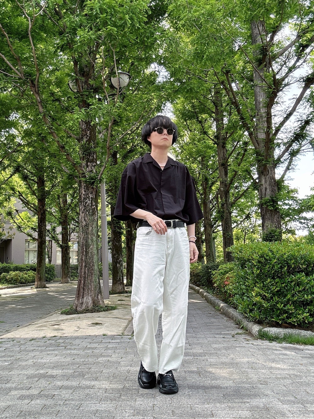 「夏コーデ、モノトーンコーデ、白黒コーデ、シンプルコーデ、きれいめカジュアル、デートコーデ、開襟シャツ、黒シャツ、ホワイトデニム、ブラック×ホワイト、パールネックレス、パールブレスレット、サングラス、厚底シューズ、リング」｜「WEGOのWEGO/メタルラウンドサングラス（サングラス、ゴールド系）」を使った、Teddy bear🧸さん（メンズ・177cm）の夏コーディネートの1枚目の写真