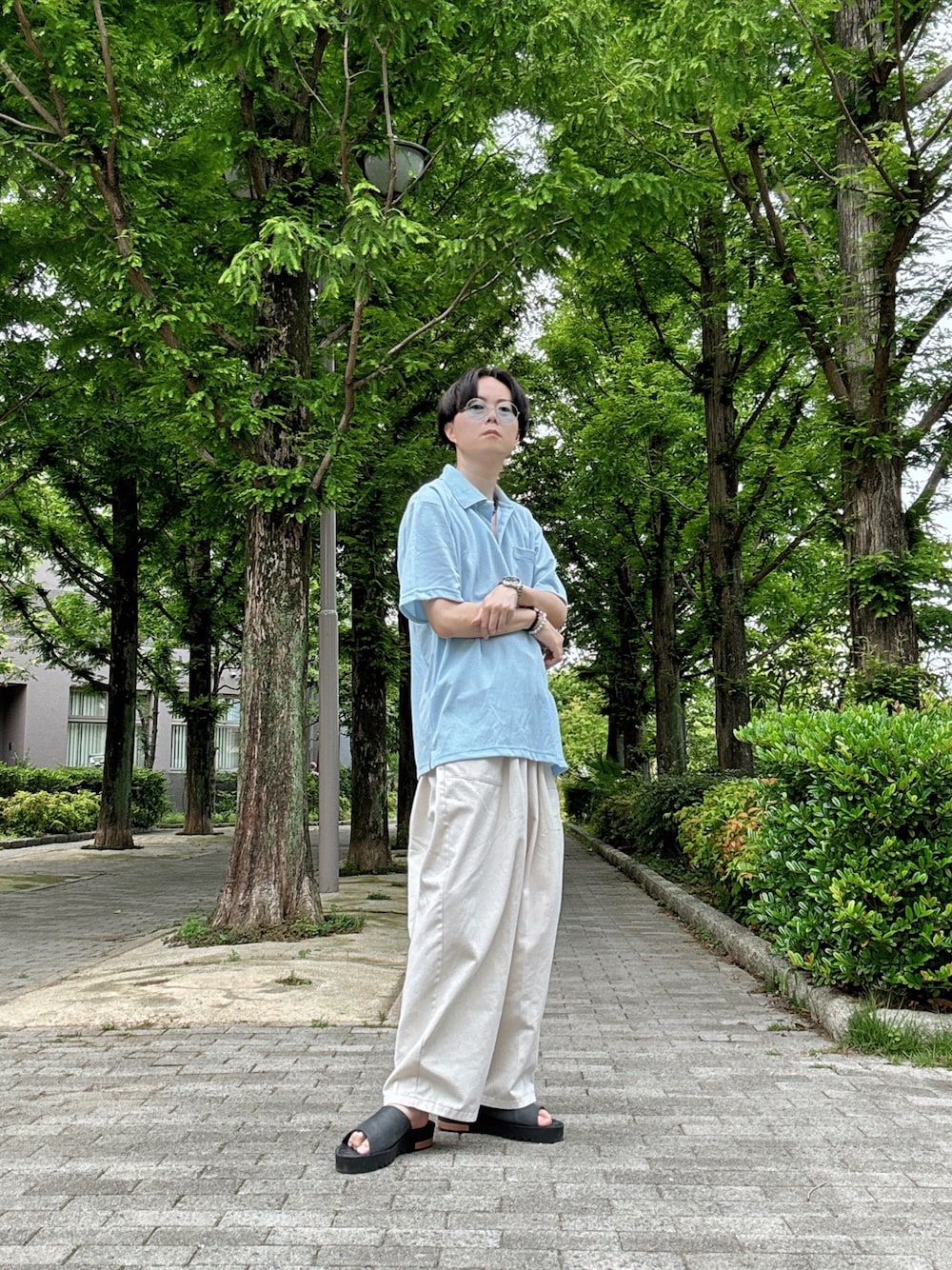 「夏コーデ、休日コーデ、さらっと晴れやかスナップ、ポロシャツ、バルーンパンツ、ワイドパンツ、ホワイトパンツ、白パンツ、サングラス、丸サングラス、ライトブルー、サックスブルー、ブルー x ホワイト、サンダル」｜「WEGOのWEGO/メタルラウンドカラーレンズサングラス（サングラス、ブルー系）」を使った、Teddy bear🧸さん（メンズ・177cm）の夏コーディネートの1枚目の写真