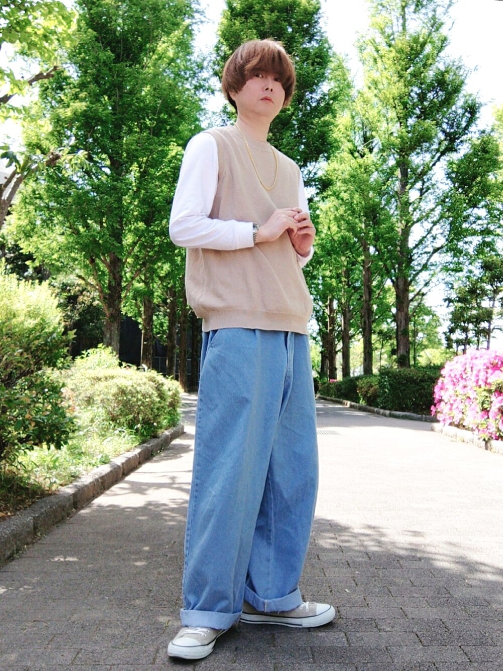 「春コーデ、春夏コーデ、初夏コーデ、シンプルスタイル、スニーカーコーデ、ベスト、ロンT、デニムパンツ、ワイドデニム、イヤーカフ、ネックレス、ゴールドアクセ、コンバース オールスター」｜「Fun & DailyのF&D : ワイドクリップイヤーカフ（イヤーカフ、ゴールド系）」を使った、Teddy bear🧸さん（メンズ・177cm）の春コーディネートの1枚目の写真