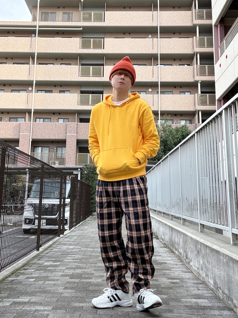 「春コーデ、春色、カラーコーデ、ストリートコーデ、ラフコーデ、春めき満開コーデ、パーカー、チェックパンツ、イエロー、オレンジ、ニット帽、韓国ファッション、スニーカー、adidasスニーカー、リング」｜「BEAMSのBEAMS / ベーシック ワッチキャップ（ニットキャップ/ビーニー、オレンジ系）」を使った、Teddy bear🧸さん（骨格ウェーブ・メンズ・177cm）の春コーディネートの1枚目の写真