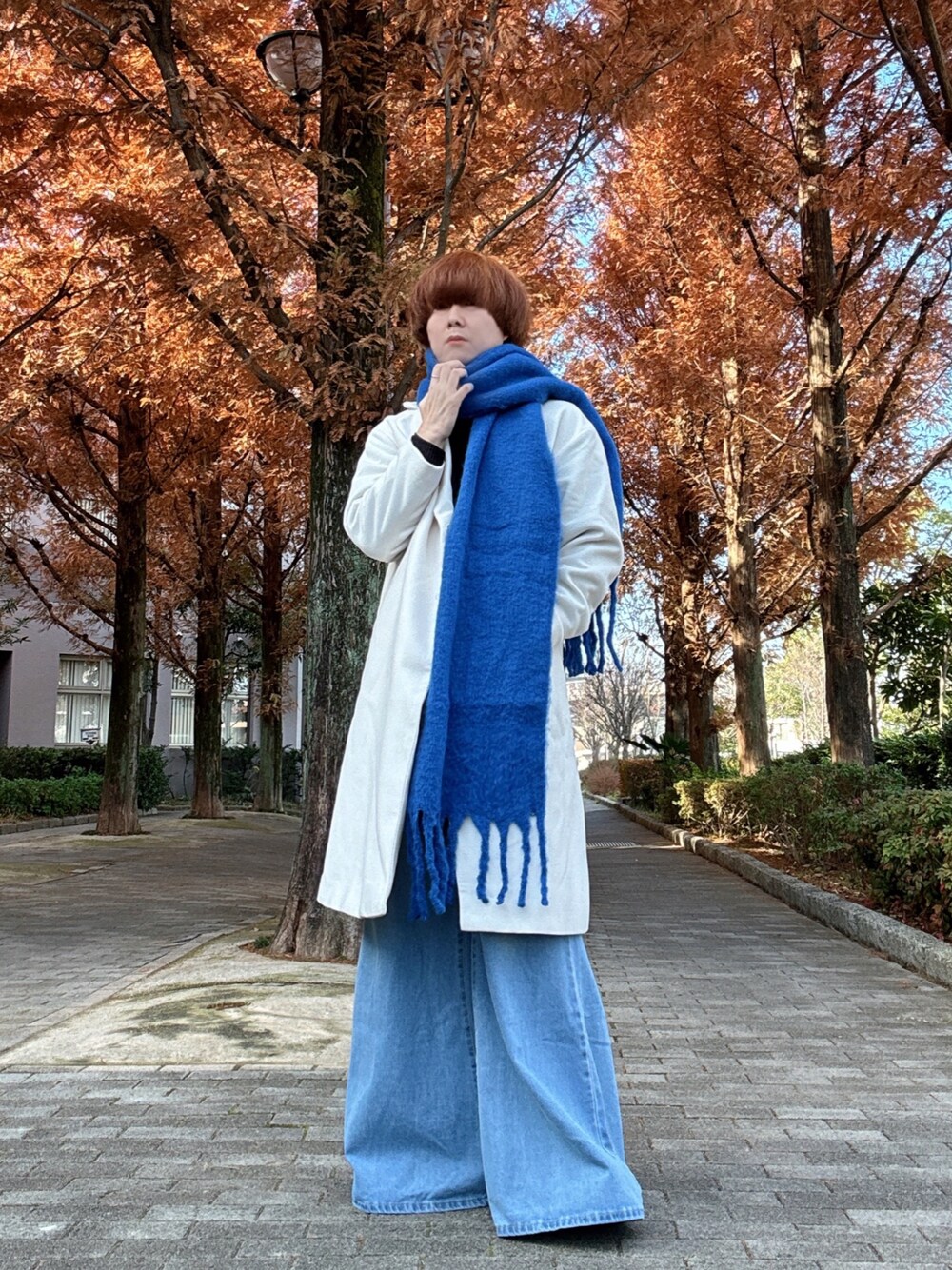 「冬コーデ、ホワイトコーデ、クリスマスコーデ、クリスマスに着たい服、お出かけコーデ、デートコーデ、ブルーコーデ、ロングコート、ホワイトコート、チェスターコート、ブルーデニム、バギーデニム、フレアデニム、マフラー、厚底シューズ」｜「SHEINのアイテム（マフラー、ブルー系）」を使った、Teddy bear🧸さん（メンズ・177cm）の冬コーディネートの1枚目の写真