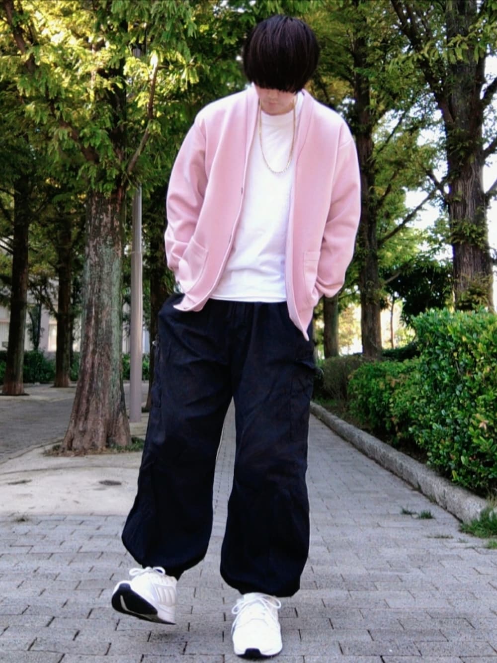 ピンク系のアイテムを使った「黒パンツ」のメンズ人気ファッション
