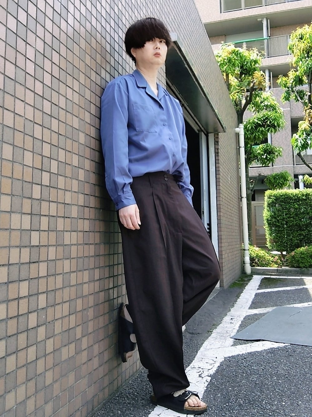 「春夏コーデ、シャツスタイル、シンプルコーデ、開襟シャツ、オープンカラーシャツ、ワイドパンツ、スラックス、バルーンパンツ、ブルー、ブラウン、サンダル、タックイン」｜「JUNREDの【リラックスシルエット】ドレープオープンカラーシャツ（シャツ/ブラウス、ブルー系）」を使った、Teddy bear🧸さん（メンズ・177cm）の夏コーディネートの1枚目の写真