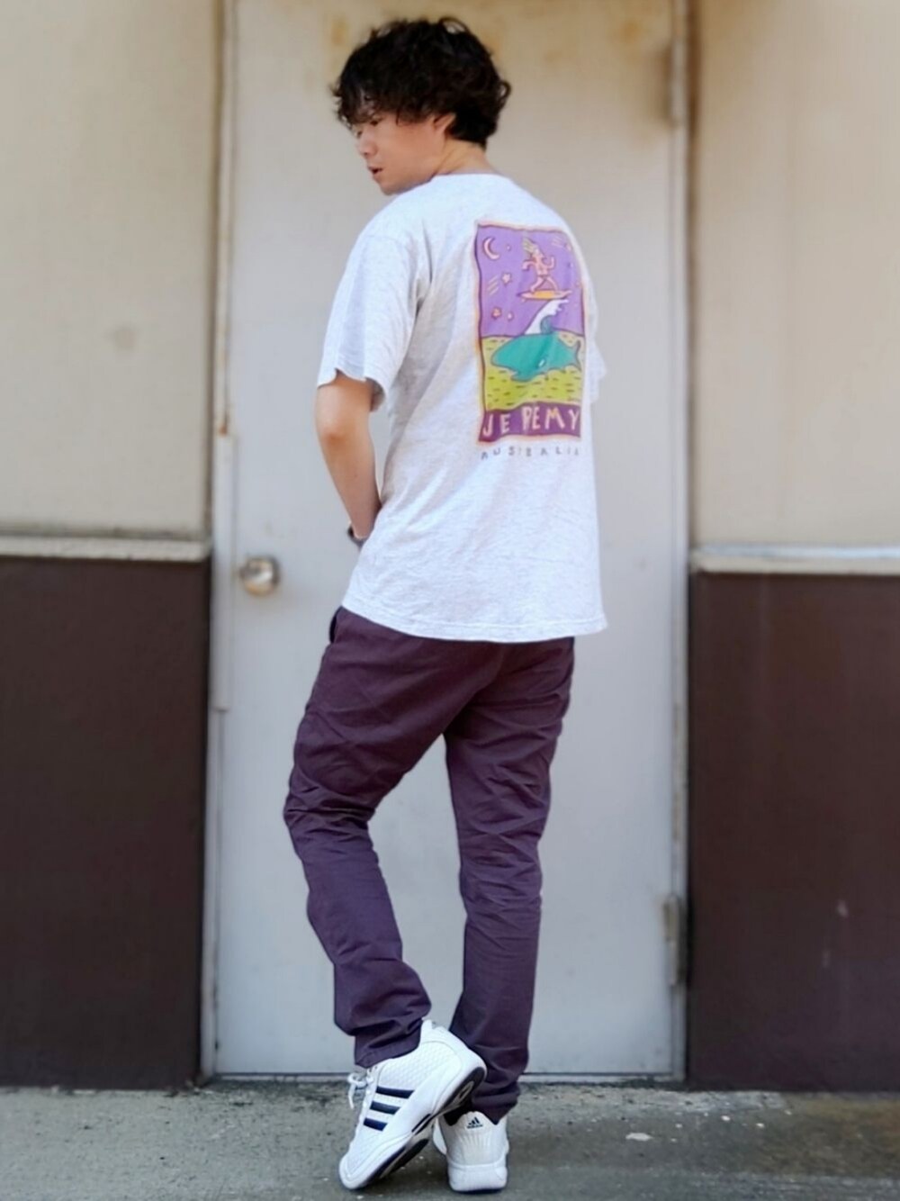 「シンプルコーデ、プリントT、バックプリント、スキニーパンツ、パープル、パープルパンツ、スニーカーコーデ、アディダススニーカー、カラーパンツ、CASIOデータバンク」｜「JEREMY のアイテム（Tシャツ/カットソー、グレー系）」を使った、Teddy bear🧸さん（メンズ・177cm）の秋コーディネートの1枚目の写真