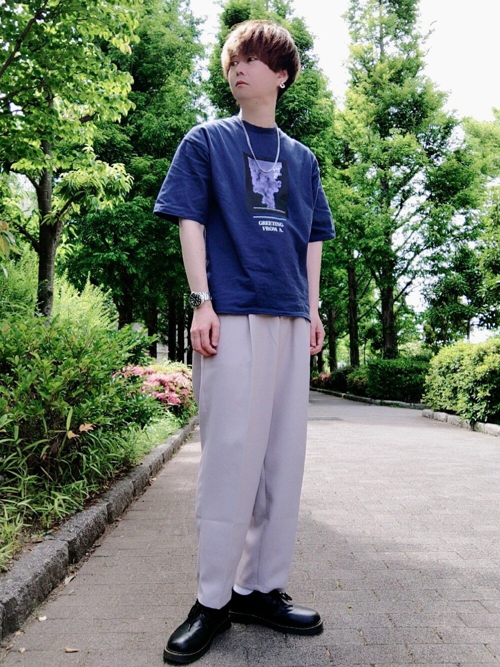 「夏コーデ、初夏コーデ、シンプルコーデ、Tシャツコーデ、Tシャツ、プリントT、スラックス、ネイビー、ベージュパンツ、ネイビー×ベージュ、ネックレス、イヤーカフ、ドクターマーチン、革靴、OMEGA シーマスター」｜「Fun & DailyのF&D : ワイドクリップイヤーカフ（イヤーカフ、シルバー系）」を使った、Teddy bear🧸さん（メンズ・177cm）の春コーディネートの1枚目の写真