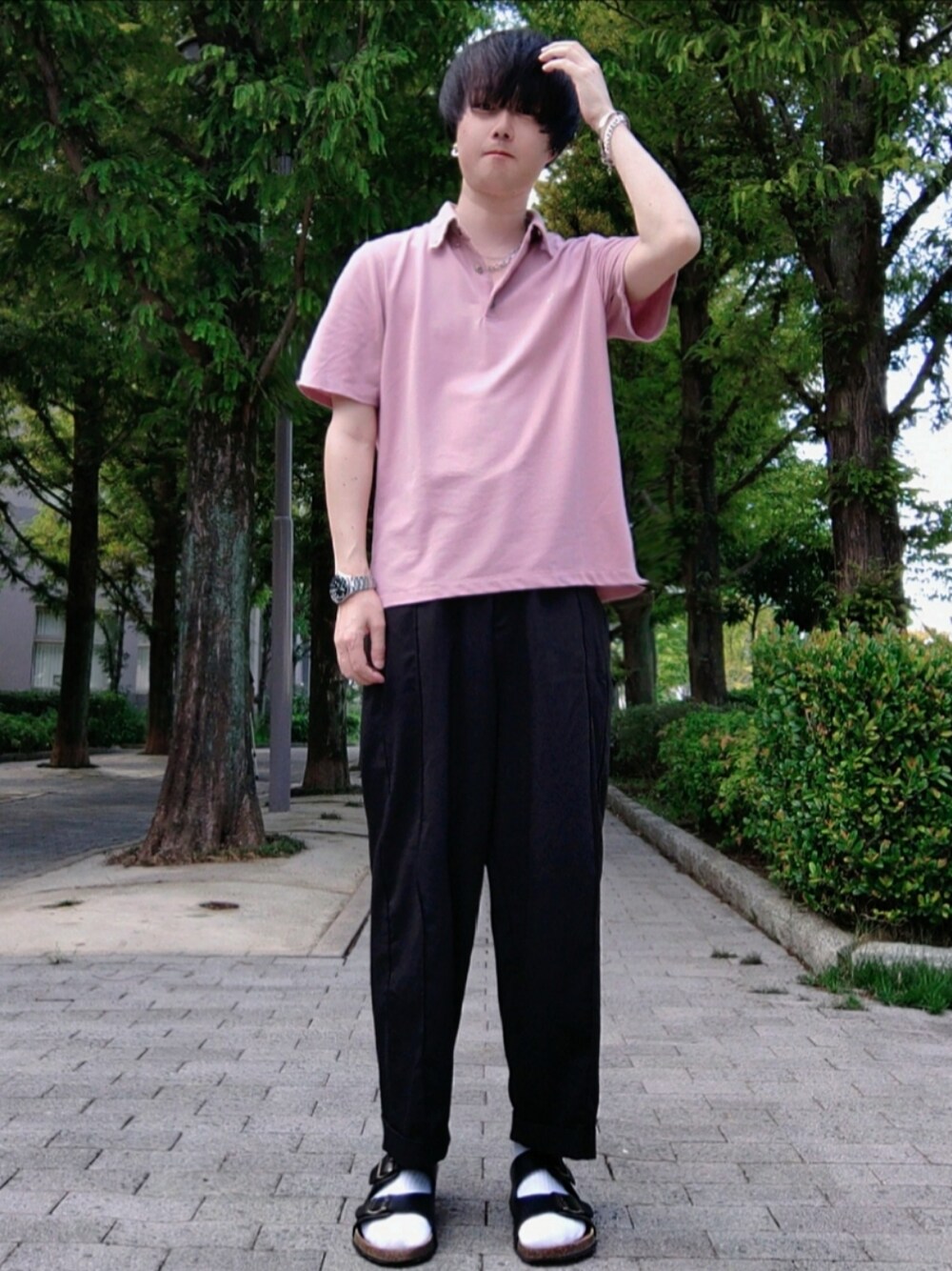 ポロシャツ（ピンク系）を使った「黒パンツ」の人気ファッション