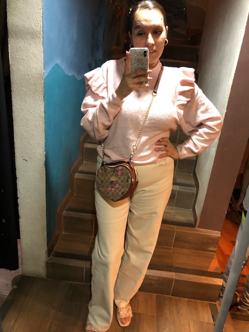 COACHのサンダル（ベージュ系）を使った人気ファッション