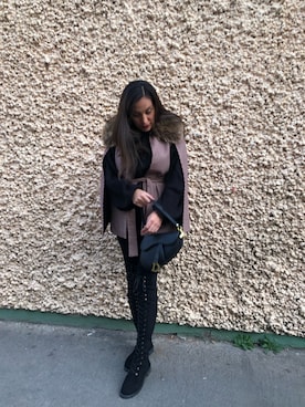 「アイテム（ポンチョ）」を使った、Faby Arroyoさん（レディース・170cm）の冬コーディネート