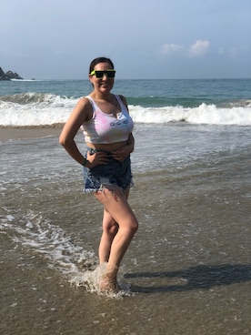 「アイテム（サングラス、グリーン系）」を使った、Faby Arroyoさん（レディース・170cm）の秋コーディネート