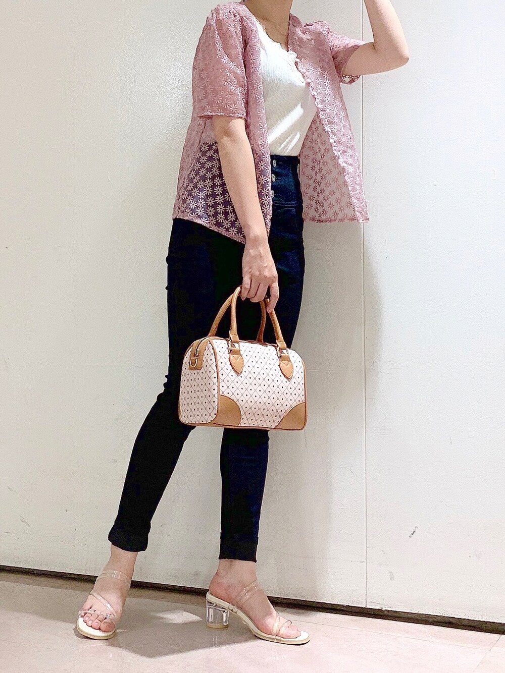 「シンプルコーデ、きれいめカジュアル、プチプラ、花柄、オーガンジートップス、オーガンジー、ヘザーの透け服、美脚パンツ、スキニーデニム、ハイウエストデニム、ハイウエスト、クリアサンダル、クリアヒール、ボストンバッグ、ピンクコーデ」｜「Heatherのオーガンジーフラワー半袖ブラウス　954132（シャツ/ブラウス、ピンク系）」を使った、かわたろさん（レディース・155cm）の夏コーディネートの1枚目の写真